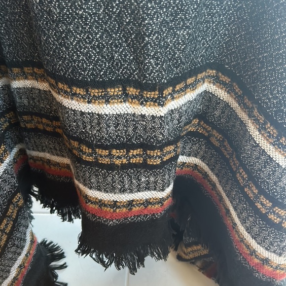 Roots Poncho - Picture 10 of 10